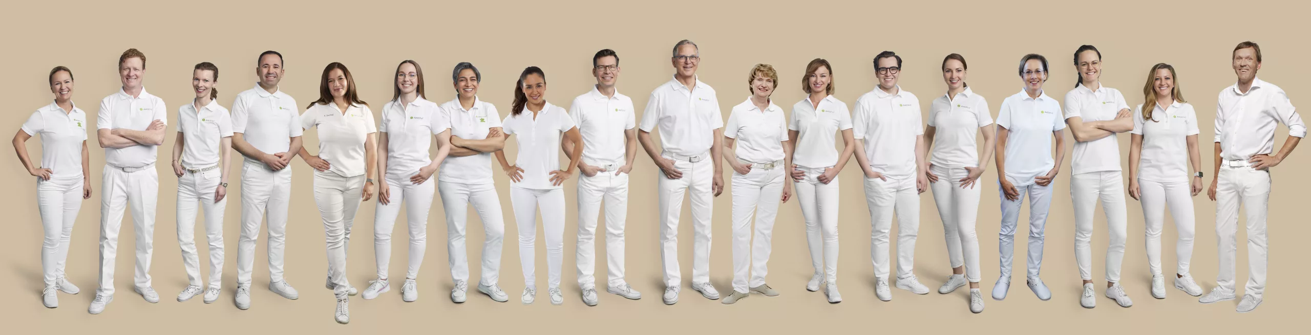 Gruppenbild unserer Zahnärzte bei Avadent